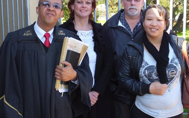  Staatsaanklaer Herold Engelbrecht, Tania Otto en twee lede van die ondersoekspan,  Spr AO George Hayes en Spr Konst Ronel Pieterse.